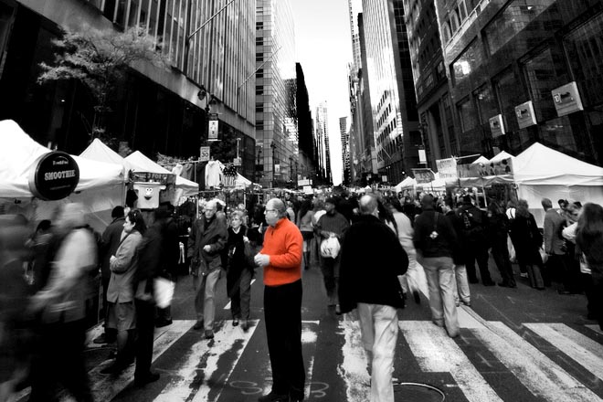 homme-orange-foule