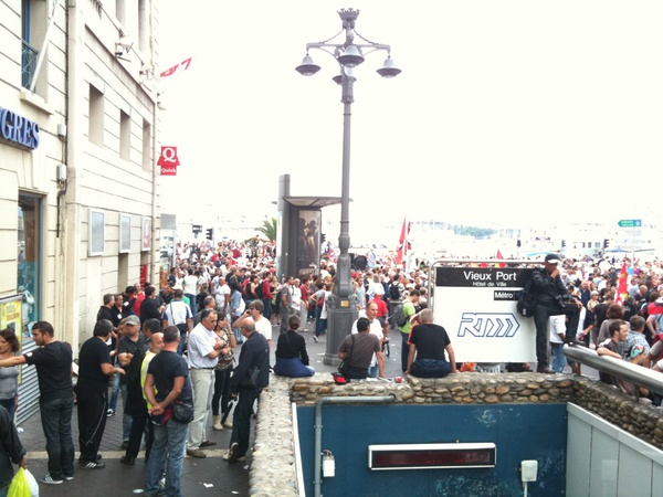 #7sept #Marseille est noire de monde ! Le cortège bloque toute la rue de la République, le Vieux-Port est rempli et la Canebière est toujours aussi pleine. Le cortège n'arrive pas à avancer