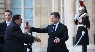 Nicolas Sarkozy embrasse Hosni Moubarak