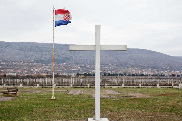 Mostar vignes croates Un drapeau croate planté au milieu de vignes des abords de Mostar.
